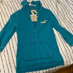 Quarter sleeve length buttoned hoody